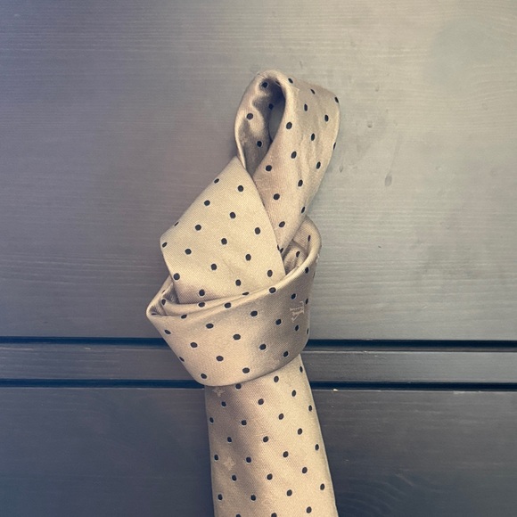 Louis Vuitton Gold/Tan Tie with Black Dots - Picture 5 of 7